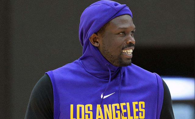 安东内拉偶遇网红街头采访：你是做什么工作的（安东内拉街头巧遇网红采访，被问从事何职）