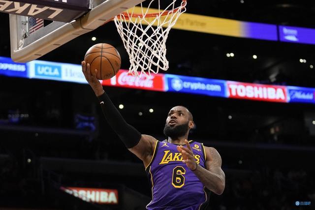 皇马后防问题严重，阿诺德伤缺，球员轮换困难，姆巴佩虽强但后防乏力，形势严峻。（皇马防线告急：阿诺德伤停致轮换受限，姆巴佩难掩后防短板，形势不容乐观）