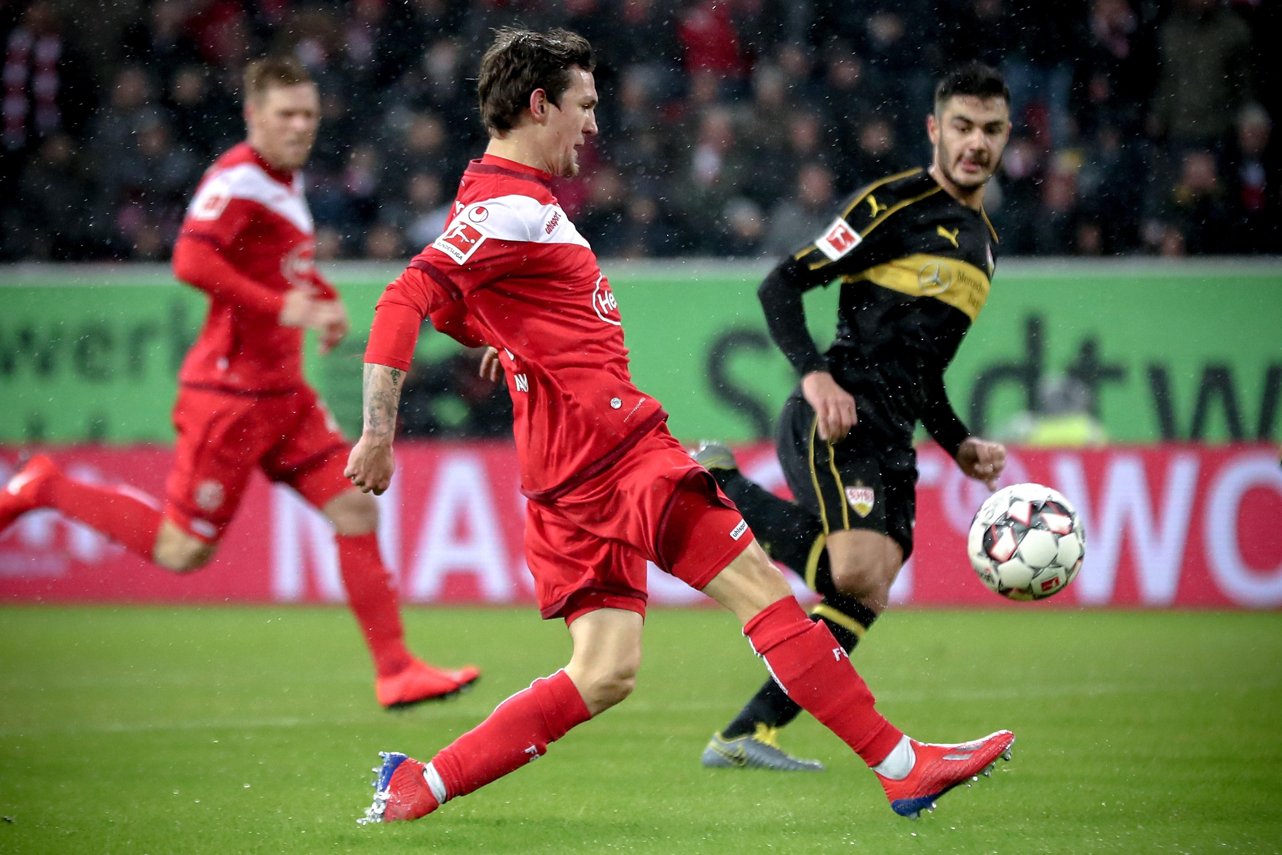 球场角力，美国和巴拉圭热身赛补时阶段发生大规模冲突（补时阶段爆发大规模冲突，美国与巴拉圭热身赛演变为场上对峙）