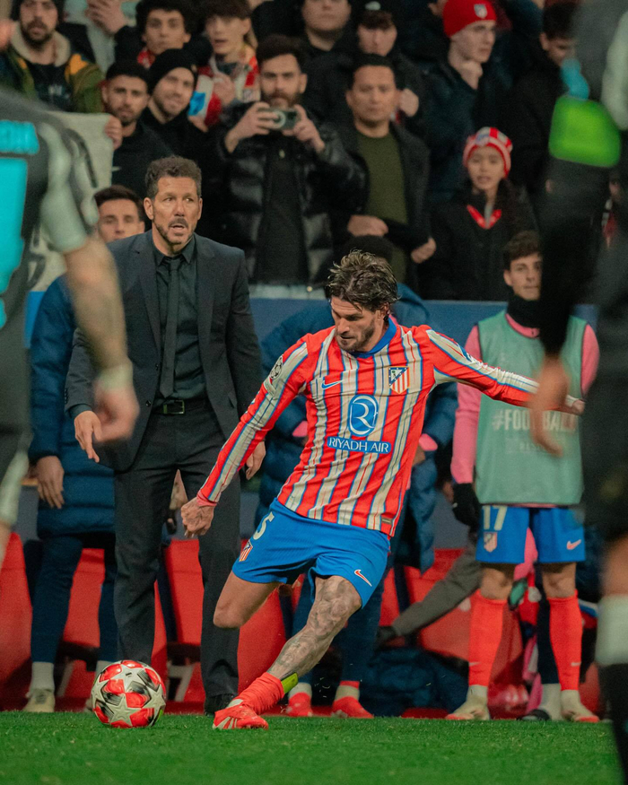 英超-B费双响姆贝莫破门芒特建功 曼联4-1狼队升至第六（英超：B费梅开二度，姆贝莫破门、芒特建功，曼联4-1狼队升至第六）