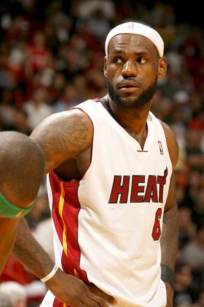 雄鹿官方：AJ·格林左肩挫伤，本场对阵76人不会回归（雄鹿官宣：AJ·格林左肩挫伤，今日战76人缺席剩余比赛）